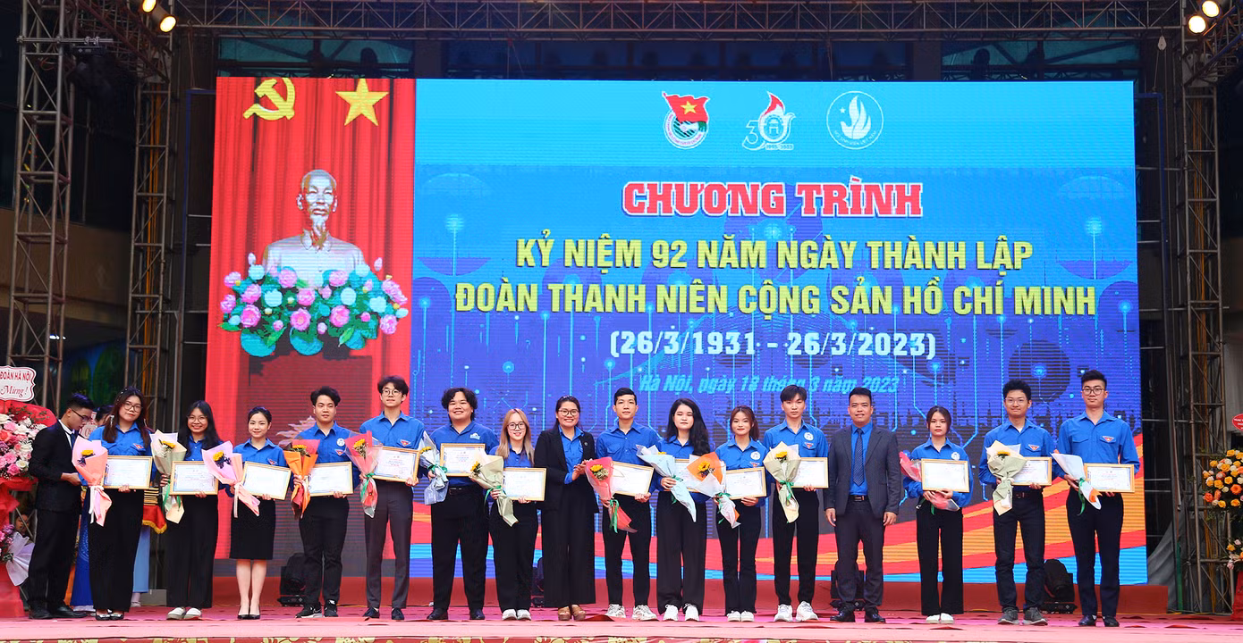 Trường ĐH Mở Hà Nội, đã vinh danh 45 cán bộ đoàn tiêu biểu, có đóng góp tích cực trong phong trào đoàn.