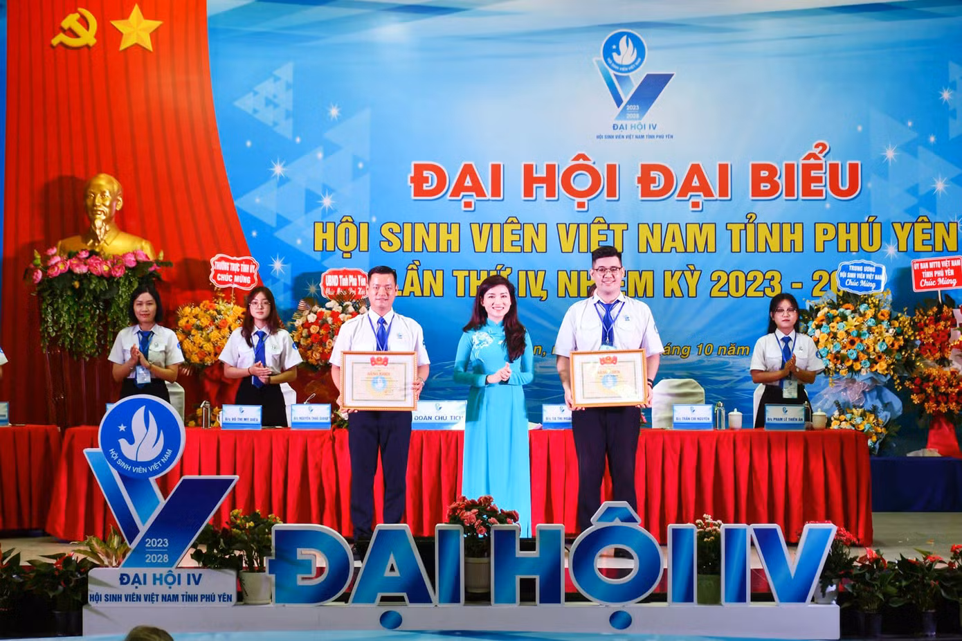 T.Ư Hội Sinh viên Việt Nam đã trao tặng Bằng khen cho 1 tập thể và 1 cá nhân có thành tích xuất sắc trong công tác Hội. T.Ư Hội Sinh viên Việt Nam đã trao tặng Bằng khen cho 1 tập thể và 1 cá nhân có thành tích xuất sắc trong công tác Hội.