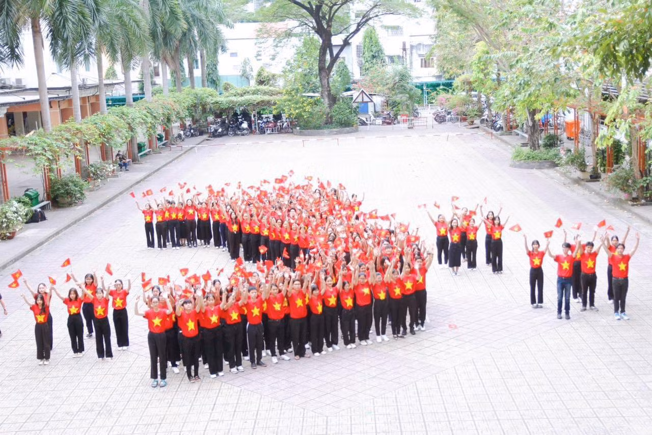 Đặc biệt, bản đồ còn được áp dụng công nghệ thực tế ảo tăng cường AR để hiển thị bản đồ số 3D trên điện thoại. Qua đó, người dùng được tương tác trực tiếp với cảm giác chân thật và sinh động, đồng thời gửi thông điệp về cuộc vận động trên các nền tảng mạng xã hội.