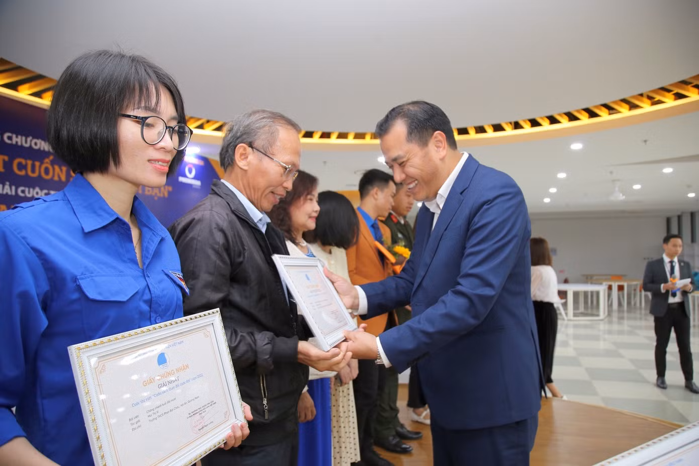 Anh Nguyễn Hải Minh - Phó Chủ tịch thường trực T.Ư Hội LHTN Việt Nam, trao giải cho các tác giả cuộc thi.
