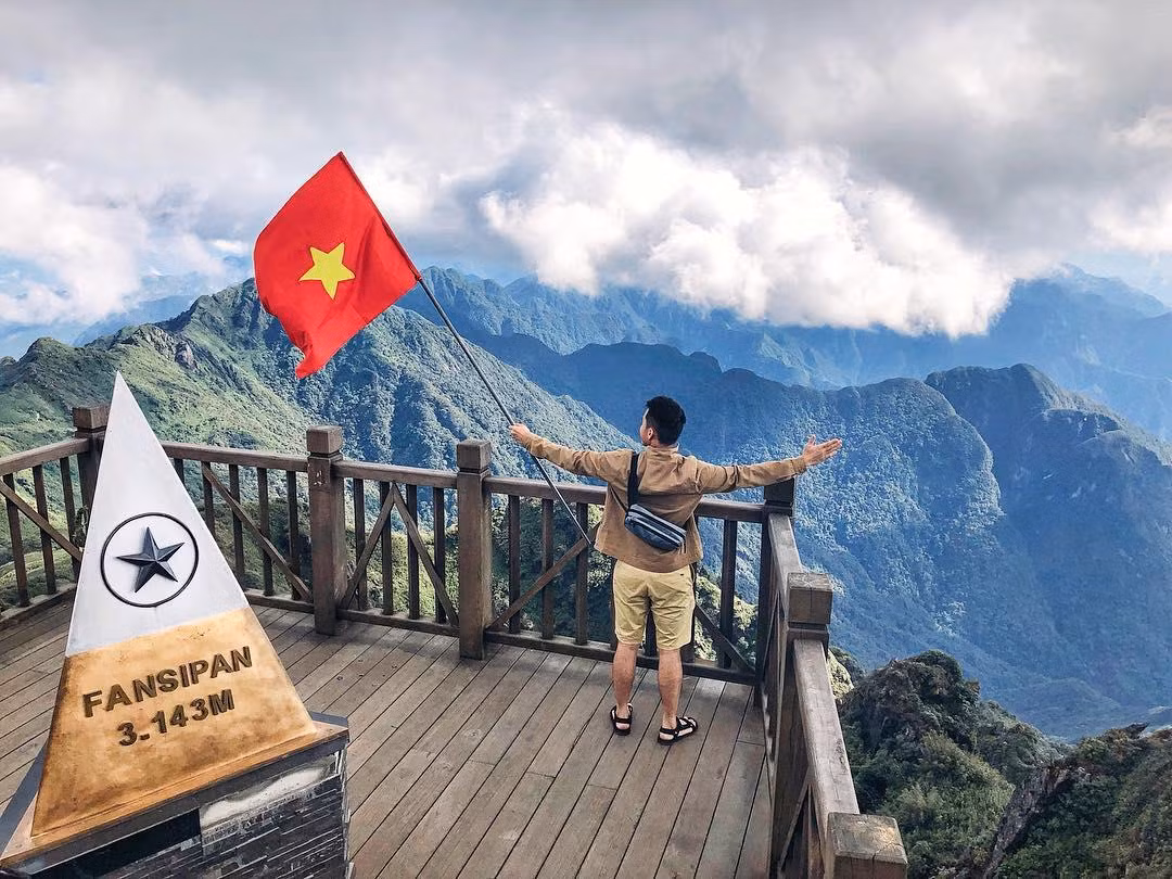 Fansipan là ngọn núi cao nhất Việt Nam với độ cao 3143m so với mực nước biển, thuộc dãy núi Hoàng Liên Sơn hùng vĩ, chỉ cách trung tâm thị xã Sapa khoảng gần 10km theo hướng đi về Lai Châu, nằm trên vùng giáp ranh giữa Lào Cai và Lai Châu.