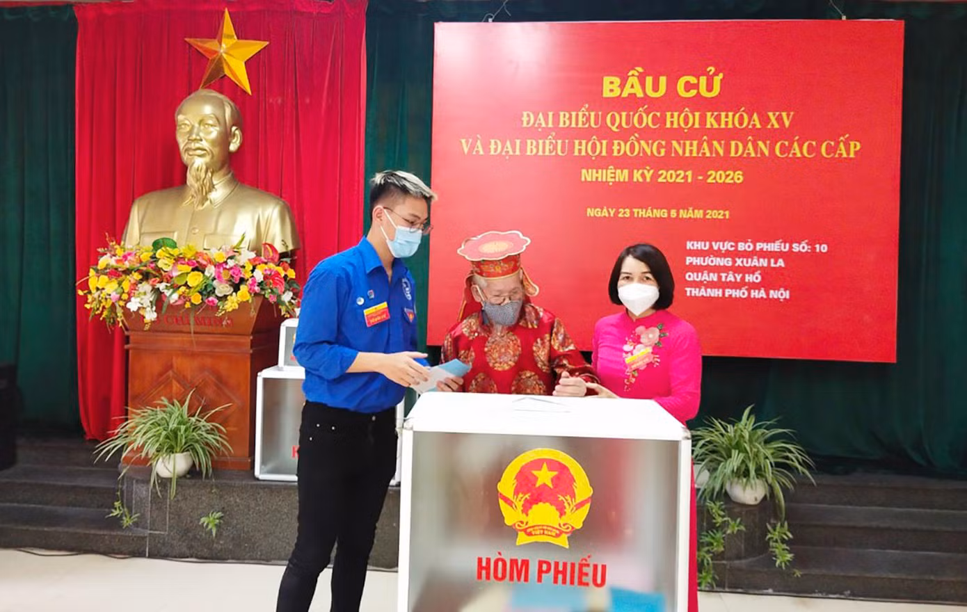 Hỗ trợ người già, tàn tật tham gia bỏ phiếu bầu Đại biểu Hội đồng Nhân dân các cấp.