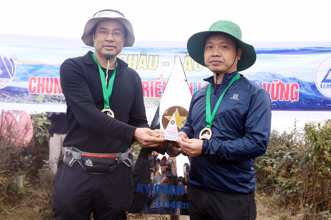 Lãnh đạo hai tỉnh Lai Châu và tỉnh Lào Cai trao đổi liên kết tăng cường thu hút du lịch cho đỉnh Bạch Mộc Lương Tử - Ky Quan San. Ảnh: DƯƠNG TRIỀU