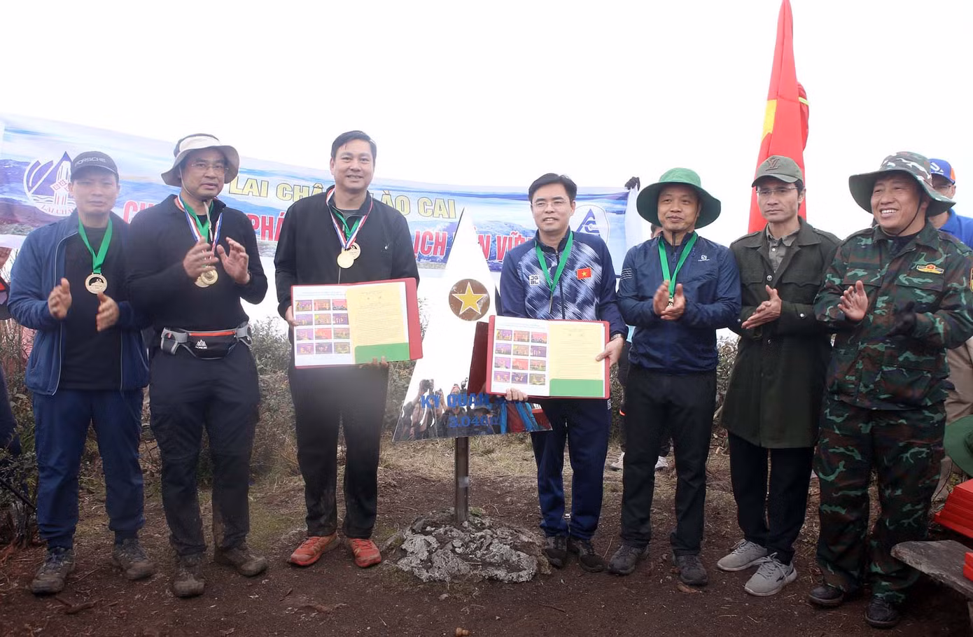Lãnh đạo hai địa phương đã chứng kiến Sở Văn hóa, Thể thao và Du lịch Lai Châu và Sở Văn hóa, Thể thao và Du lịch Lào Cai ký biên bản ghi nhớ hợp tác về du lịch giữa hai đơn vị. Ảnh: DƯƠNG TRIỀU