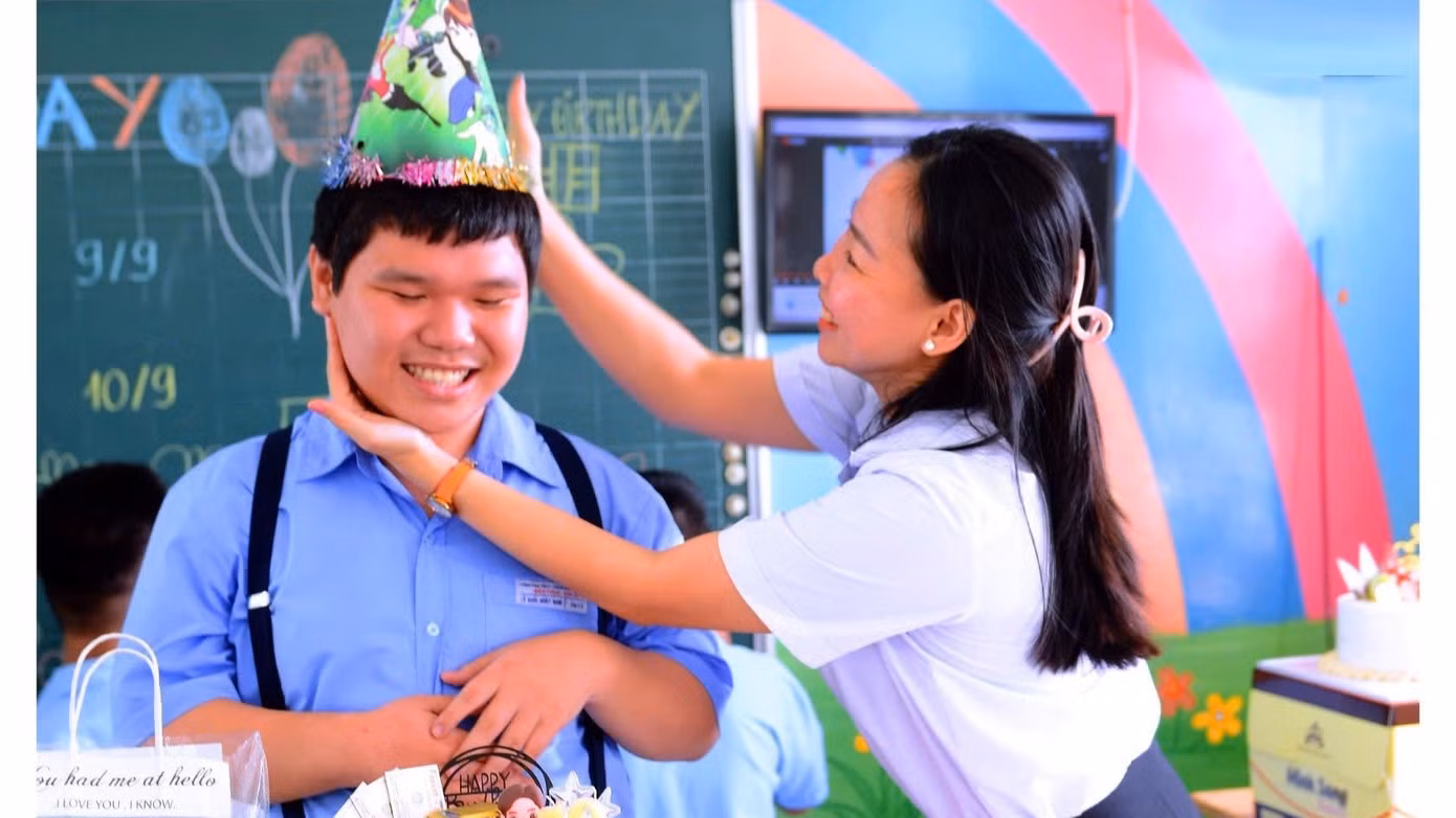 Với cô Trúc, mỗi học trò trưởng thành và tự lập là một niềm hạnh phúc lớn. Với cô Trúc, mỗi học trò trưởng thành và tự lập là một niềm hạnh phúc lớn.