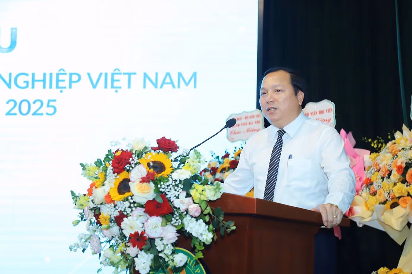 TS Vũ Ngọc Huyên – Phó Giám đốc Học viện Nông nghiệp Việt Nam phát biểu tại Đại hội.