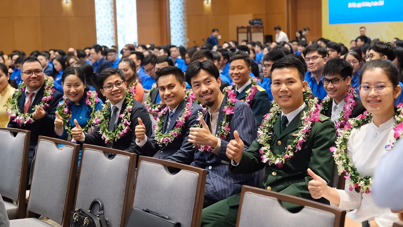 Cùng đó là cơ chế, chính sách, nguồn lực của nhà nước trong việc hỗ trợ, phát huy vai trò, trách nhiệm của thanh niên trong việc thực hiện các mục tiêu của Chương trình chuyển đổi số quốc gia. Cùng đó là cơ chế, chính sách, nguồn lực của nhà nước trong việc hỗ trợ, phát huy vai trò, trách nhiệm của thanh niên trong việc thực hiện các mục tiêu của Chương trình chuyển đổi số quốc gia.