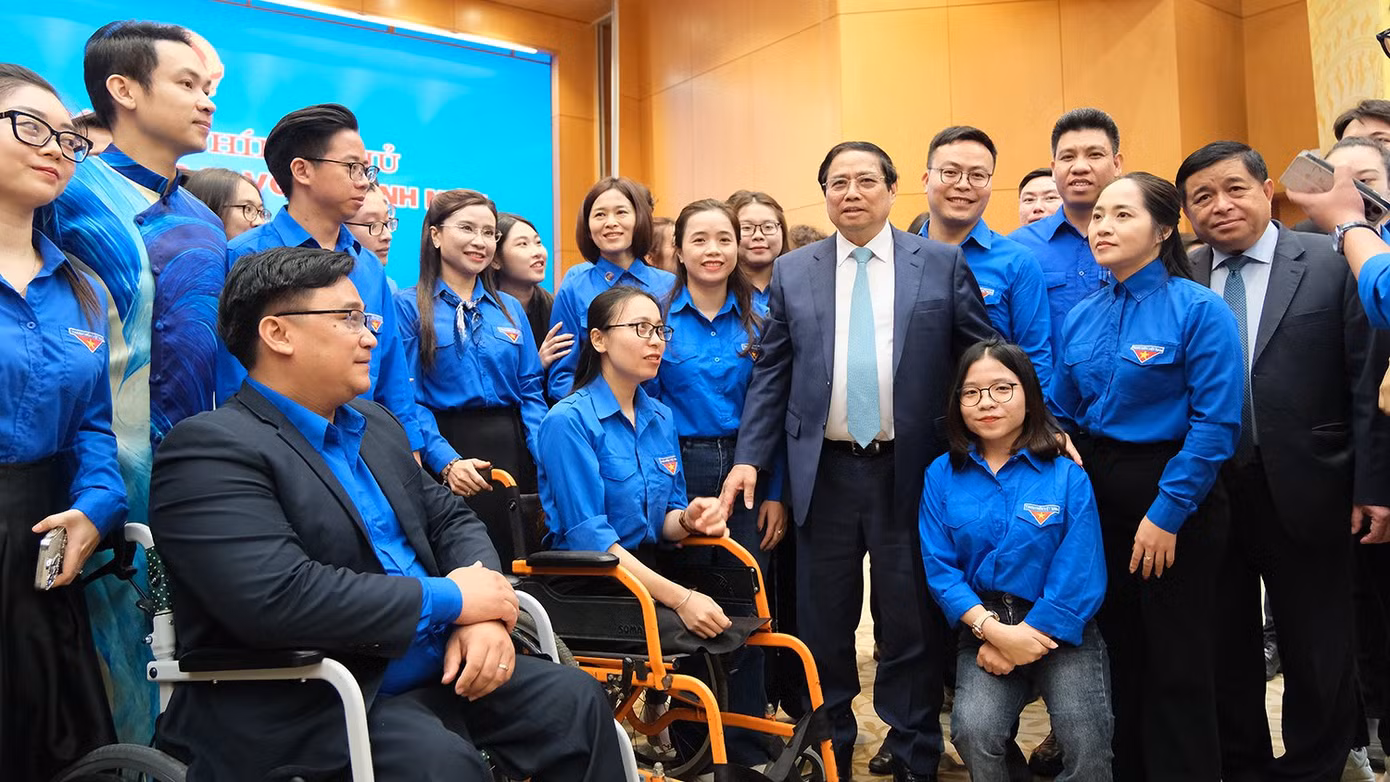 Biểu dương sự tham gia, cống hiến của thanh niên tiêu biểu trong phát triển kinh tế - xã hội, xây dựng và bảo vệ tổ quốc; đồng thời, lắng nghe những kiến nghị, đề xuất của thanh niên và định hướng giải quyết các kiến nghị, đề xuất. Biểu dương sự tham gia, cống hiến của thanh niên tiêu biểu trong phát triển kinh tế - xã hội, xây dựng và bảo vệ tổ quốc; đồng thời, lắng nghe những kiến nghị, đề xuất của thanh niên và định hướng giải quyết các kiến nghị, đề xuất.
