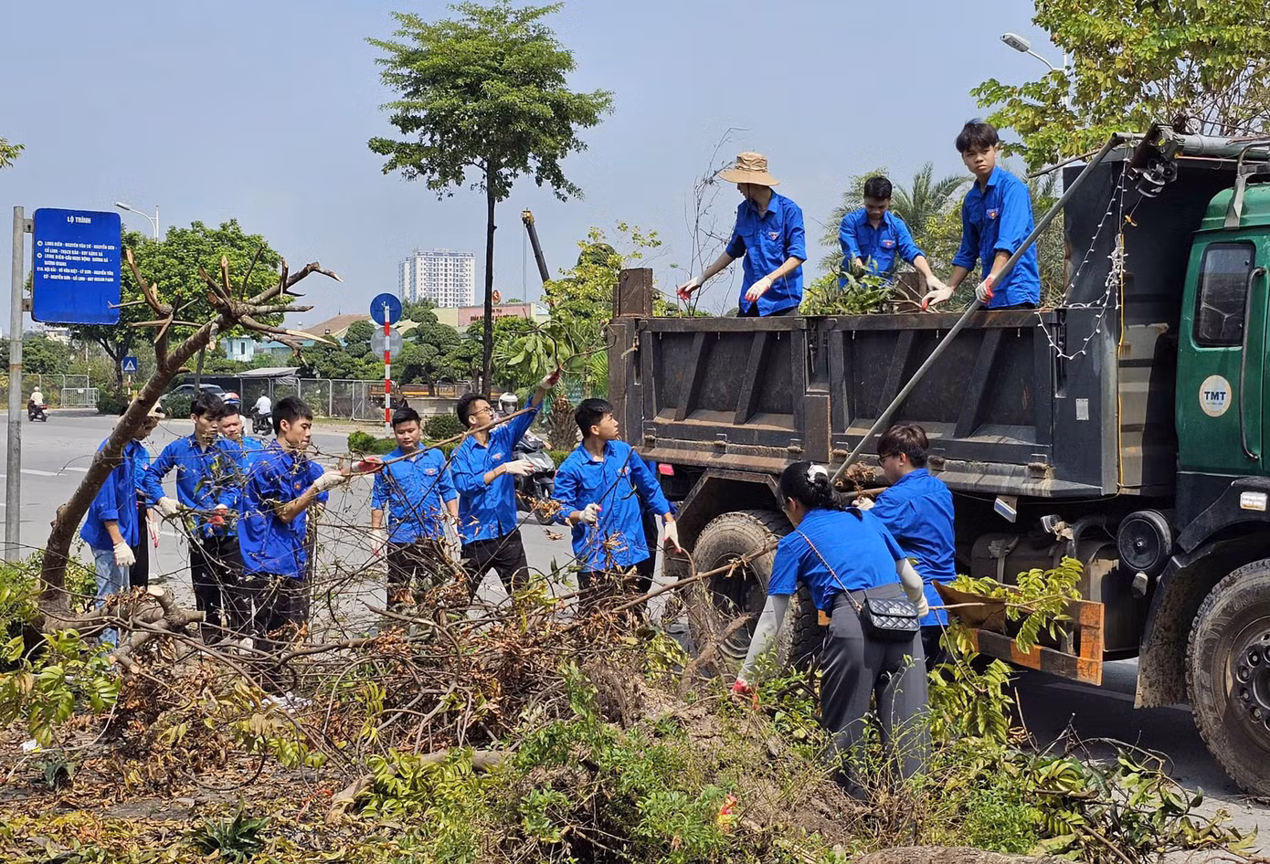 Đội sinh viên tình nguyện trường ĐH Sư phạm Hà Nội 2 ra quân khắc phục hậu quả cơn bão số 3.