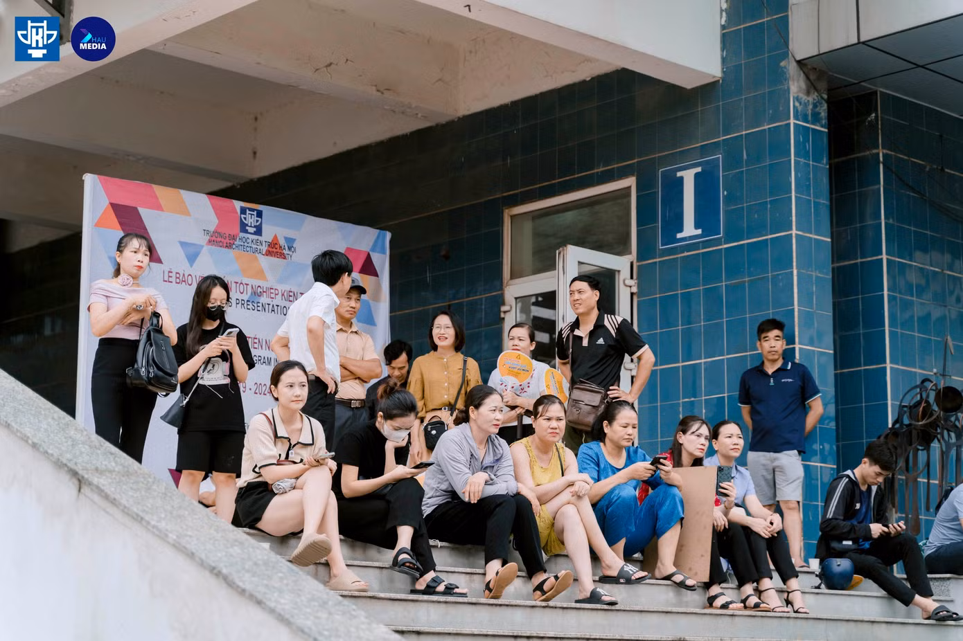 Các phụ huynh của thí sinh cũng đứng ngồi không yên. Các phụ huynh của thí sinh cũng đứng ngồi không yên.