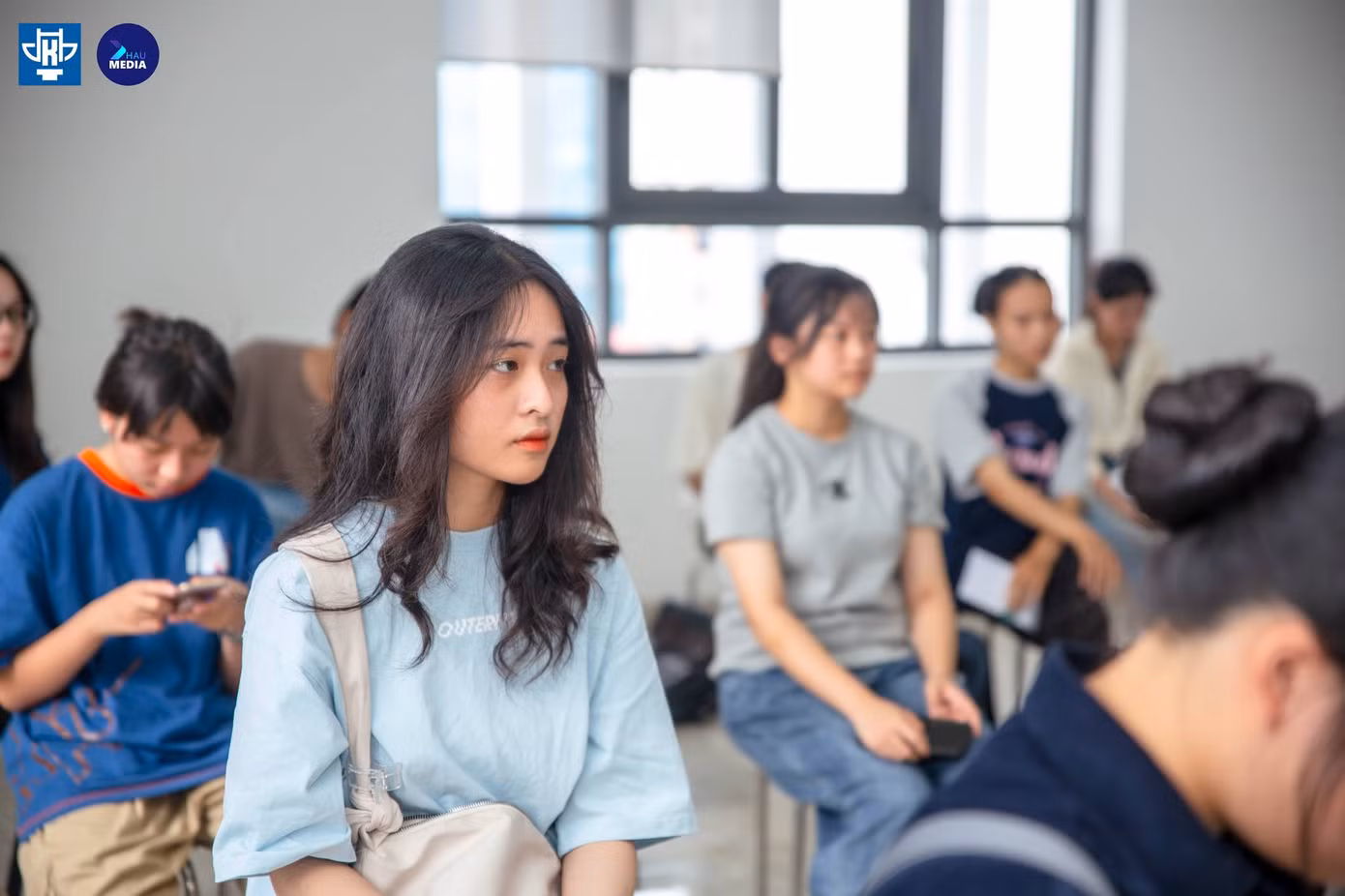 Hàng nghìn thí sinh đến từ các tỉnh thành, đã có mặt từ sớm để chuẩn bị cho buổi thi năng khiếu. Hàng nghìn thí sinh đến từ các tỉnh thành, đã có mặt từ sớm để chuẩn bị cho buổi thi năng khiếu.