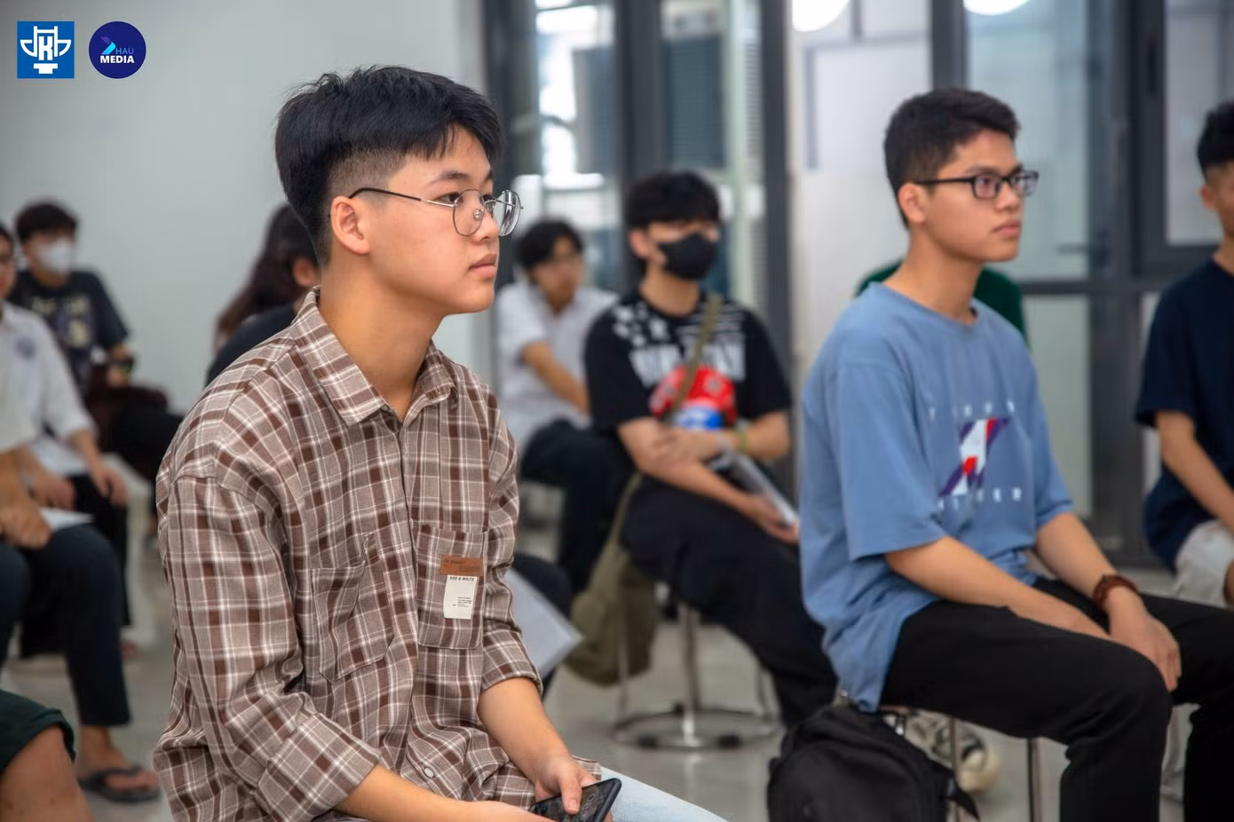 Hàng nghìn thí sinh đến từ các tỉnh thành, đã có mặt từ sớm để chuẩn bị cho buổi thi năng khiếu. Hàng nghìn thí sinh đến từ các tỉnh thành, đã có mặt từ sớm để chuẩn bị cho buổi thi năng khiếu.