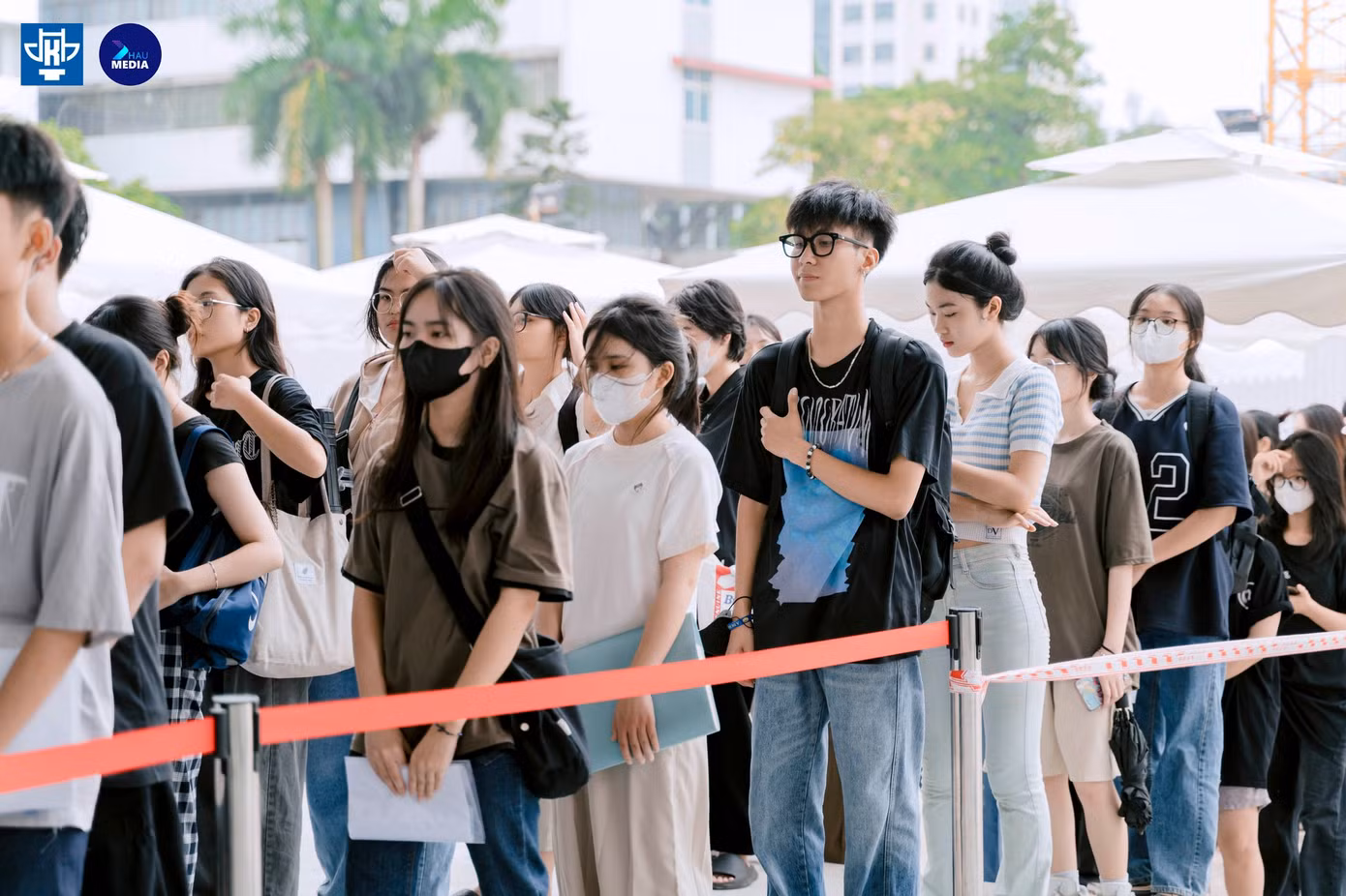 Theo quy định, các thí sinh đăng ký xét tuyển vào các ngành năng khiếu có tổ hợp thi/xét tuyển V00, V01, V02, H00, H02 phải tham dự kỳ thi năng khiếu năm 2024 do trường ĐH Kiến trúc Hà Nội tổ chức. Theo quy định, các thí sinh đăng ký xét tuyển vào các ngành năng khiếu có tổ hợp thi/xét tuyển V00, V01, V02, H00, H02 phải tham dự kỳ thi năng khiếu năm 2024 do trường ĐH Kiến trúc Hà Nội tổ chức.