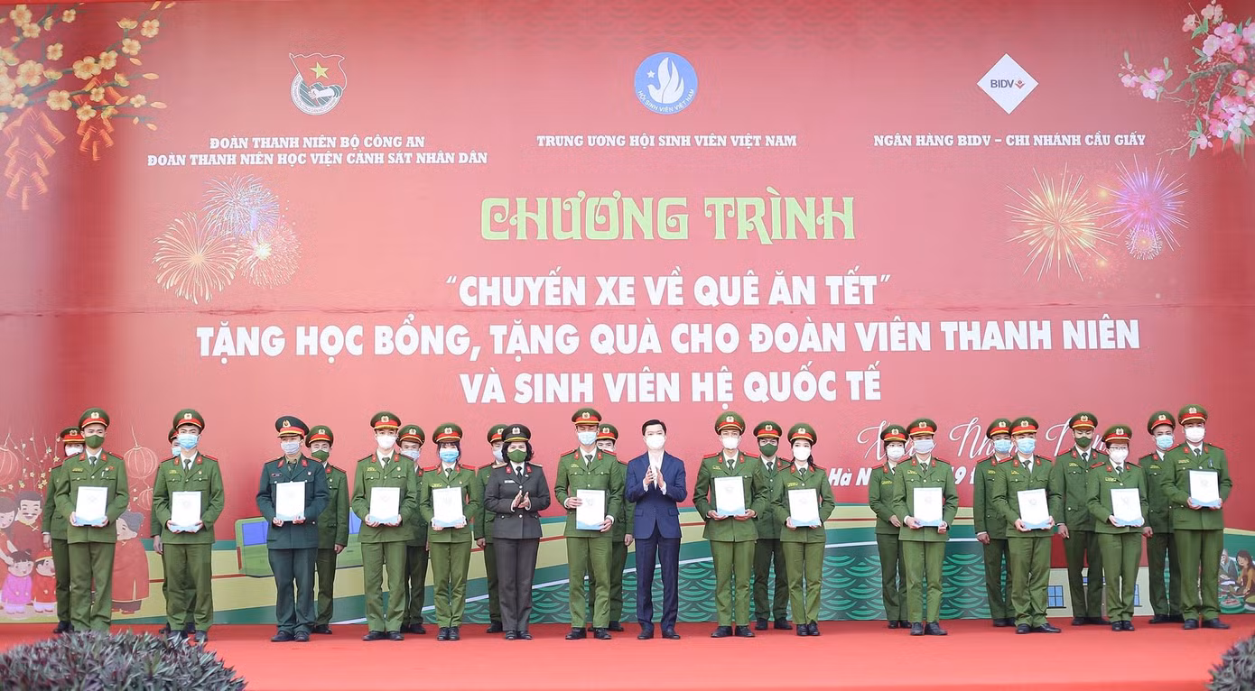 Anh Nguyễn Minh Triết, Bí thư T.Ư Đoàn, Chủ tịch T.Ư Hội Sinh viên Việt Nam tặng học bổng cho các sinh viên Học viện Cảnh sát nhân dân.