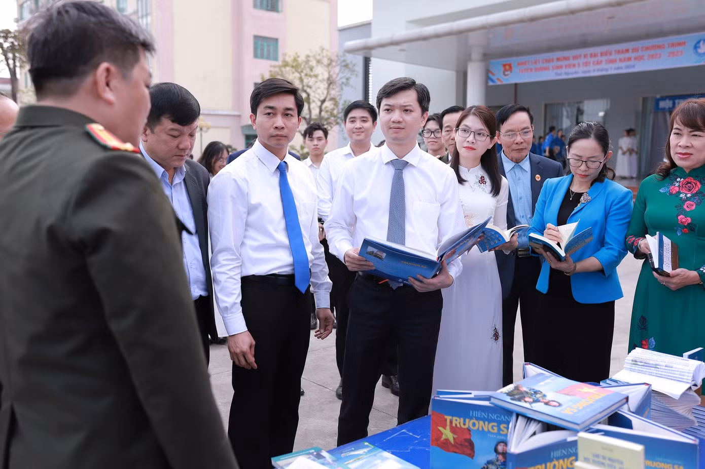 Các đại biểu tham quan triển lãm tại chương trình.