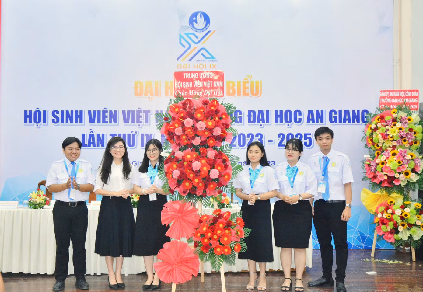 Thay mặt T.Ư Hội Sinh viên Việt Nam, chị Hồ Hồng Nguyên tặng lẵng hoa chúc mừng Đại hội.