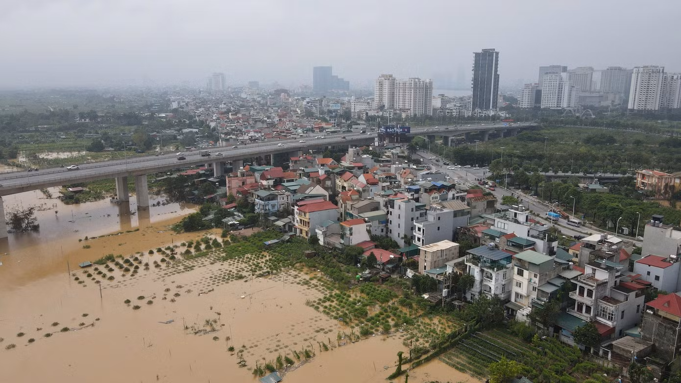 Người dân Nhật Tân, Phú Thượng mong nước rút sớm để có thể ra vườn cứu cây.