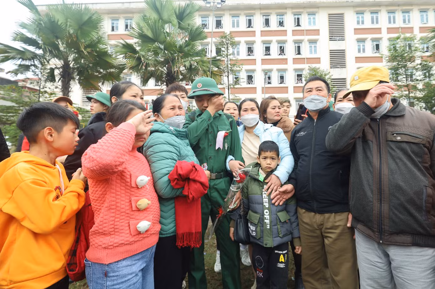 Phút chia tay nghẹn ngào. Ảnh: NGỌC TÚ Phút chia tay nghẹn ngào. Ảnh: NGỌC TÚ