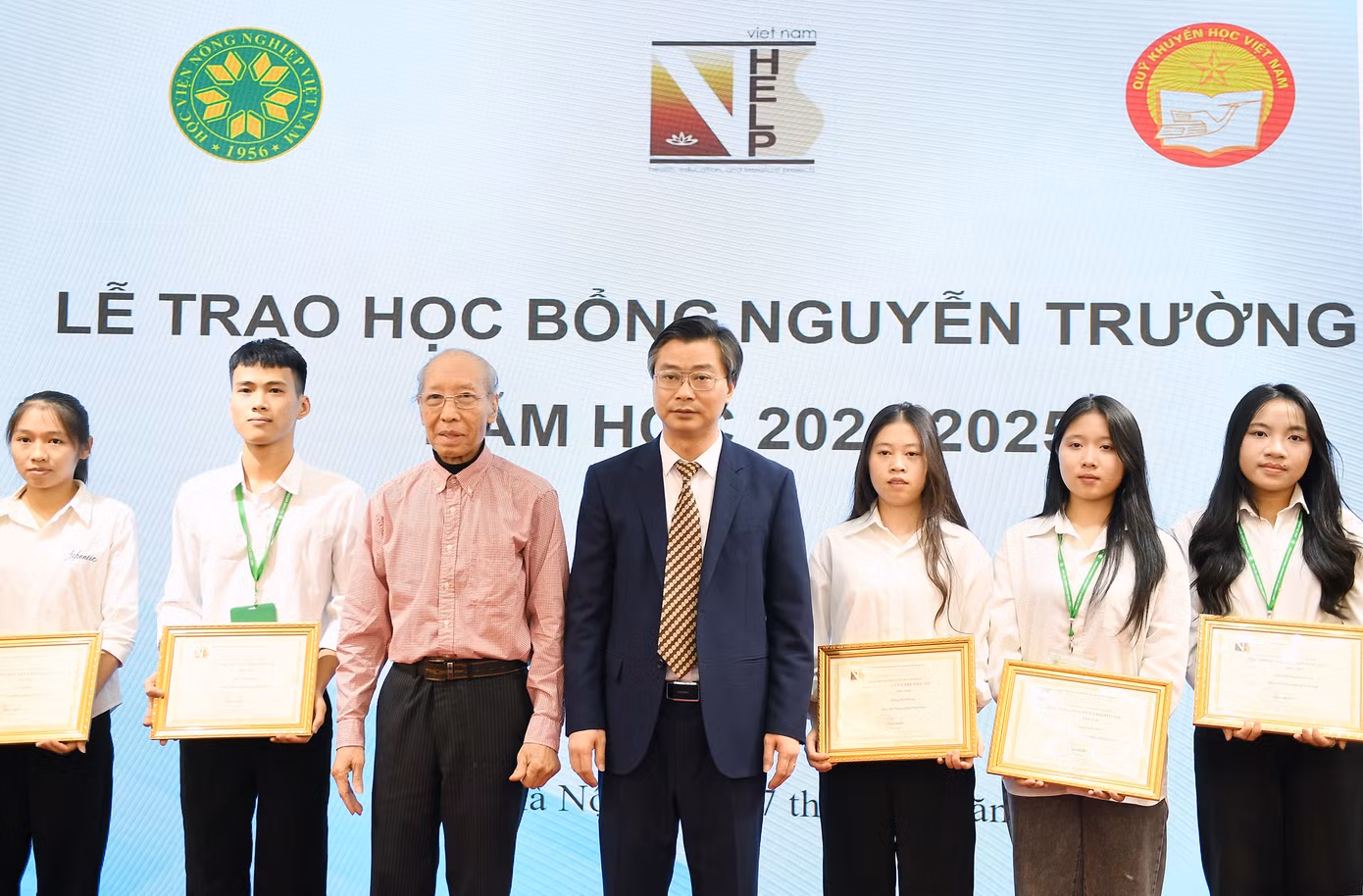 Những sinh viên nhận học bổng Nguyễn Trường Tộ năm học 2024 - 2025.