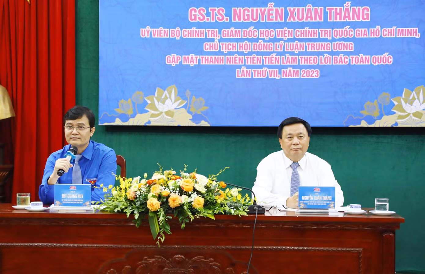 Ủy viên Bộ Chính trị, Giám đốc Học viện Chính trị quốc gia Hồ Chí Minh Nguyễn Xuân Thắng và anh Bùi Quang Huy - Ủy viên dự khuyết T.Ư Đảng, Bí thư thứ nhất T.Ư Đoàn chủ trì buổi gặp mặt. Ủy viên Bộ Chính trị, Giám đốc Học viện Chính trị quốc gia Hồ Chí Minh Nguyễn Xuân Thắng và anh Bùi Quang Huy - Ủy viên dự khuyết T.Ư Đảng, Bí thư thứ nhất T.Ư Đoàn chủ trì buổi gặp mặt.