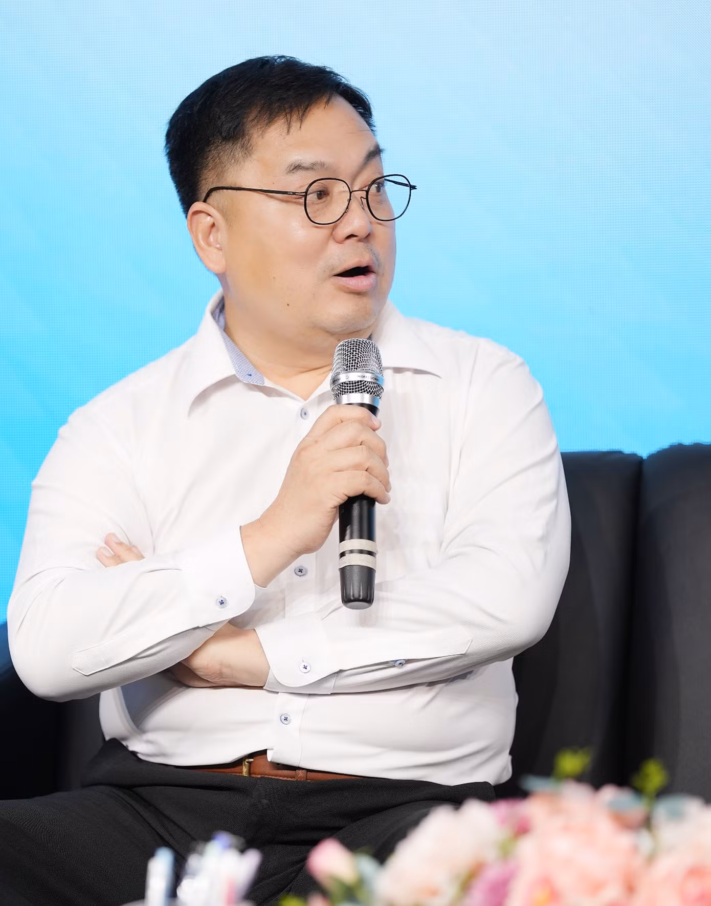 Ông Hoàng Nam Tiến - Phó Chủ tịch Hội đồng trường, trường ĐH FPT chia sẻ: “Các bạn ở tuổi 15 rất khó nói chuyện, chia sẻ với bố mẹ nhưng lại dễ chia sẻ trong những môi trường khác, ví dụ như mạng xã hội, các hội nhóm chat… Vì thế, bố mẹ đóng vai trò rất quan trọng trong việc ổn định tâm lý cho con cái trước mỗi kỳ thi, đừng quá đặt kỳ vọng vào con cái mà hãy động viên, tạo môi trường thoải mái để các bạn thí sinh có thể an tâm ôn tập với nỗ lực của chính bản thân các bạn”.