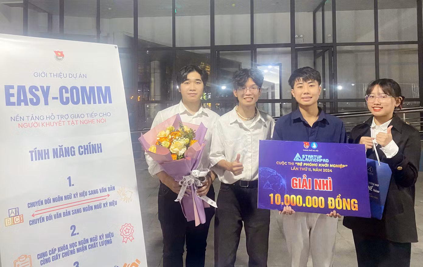 Nhóm sinh viên trường ĐH Mở Hà Nội đã gây ấn tượng mạnh mẽ khi giành giải Nhì với dự án 'EASY-COMM' – nền tảng hỗ trợ giao tiếp cho người khiếm thính.