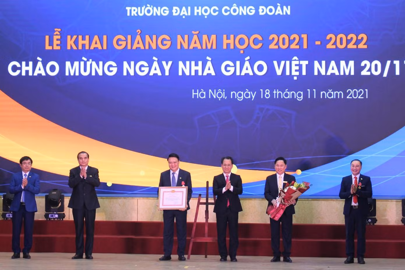 Công đoàn cơ sở trường ĐH Công đoàn đón nhận Bằng khen của Thủ tướng Chính phủ. Công đoàn cơ sở trường ĐH Công đoàn đón nhận Bằng khen của Thủ tướng Chính phủ.