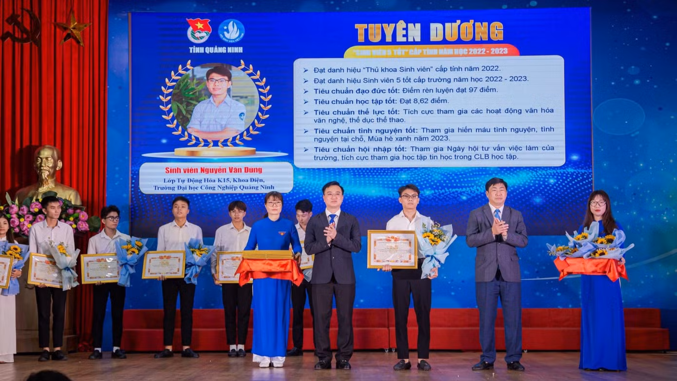 Nguyễn Văn Dũng nhận danh hiệu 'Sinh viên 5 tốt' cấp Tỉnh, năm học 2022 - 2023.