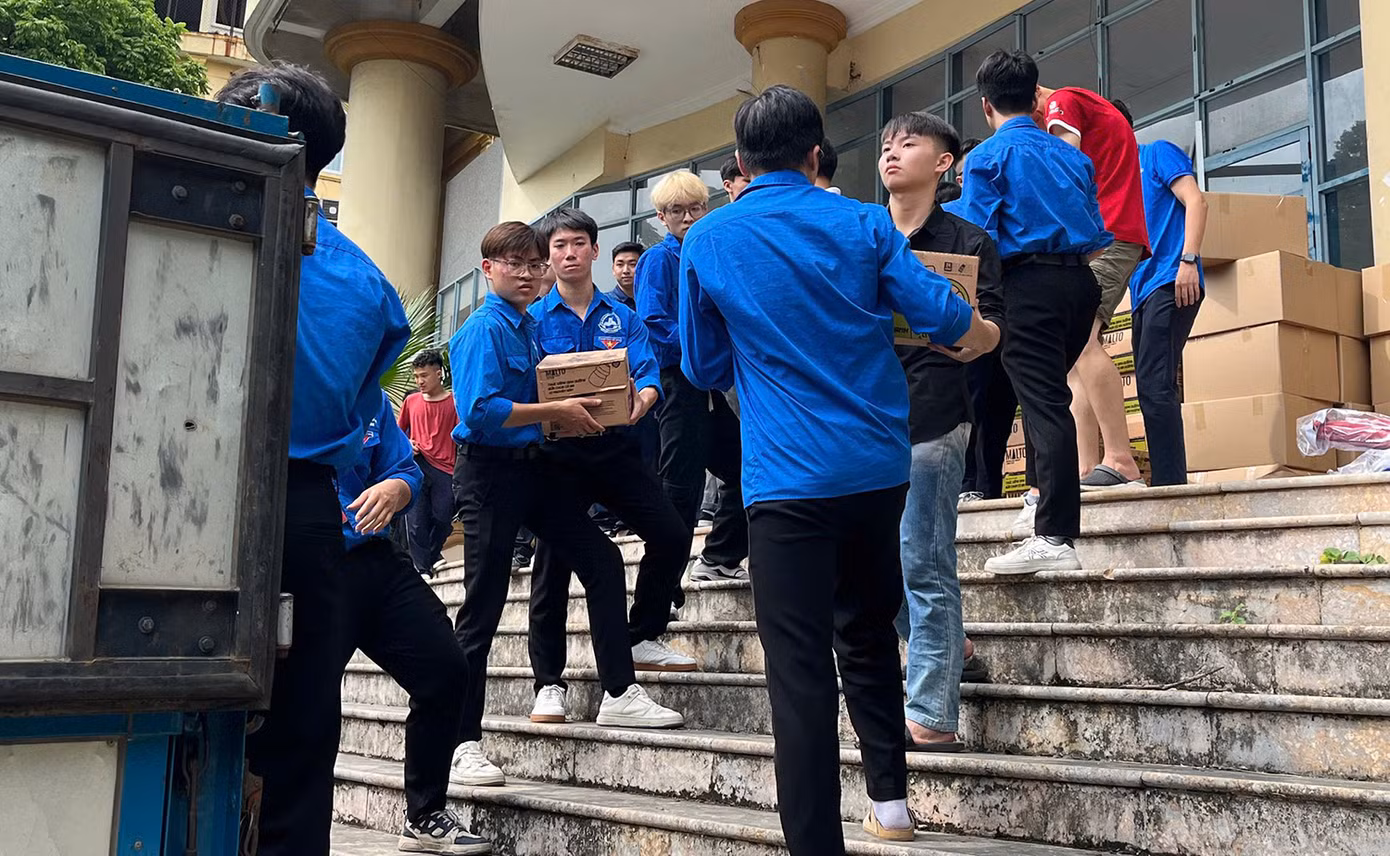 Tình nguyện viên Thủ đô vận chuyển hàng hoá đến điểm tập kết.