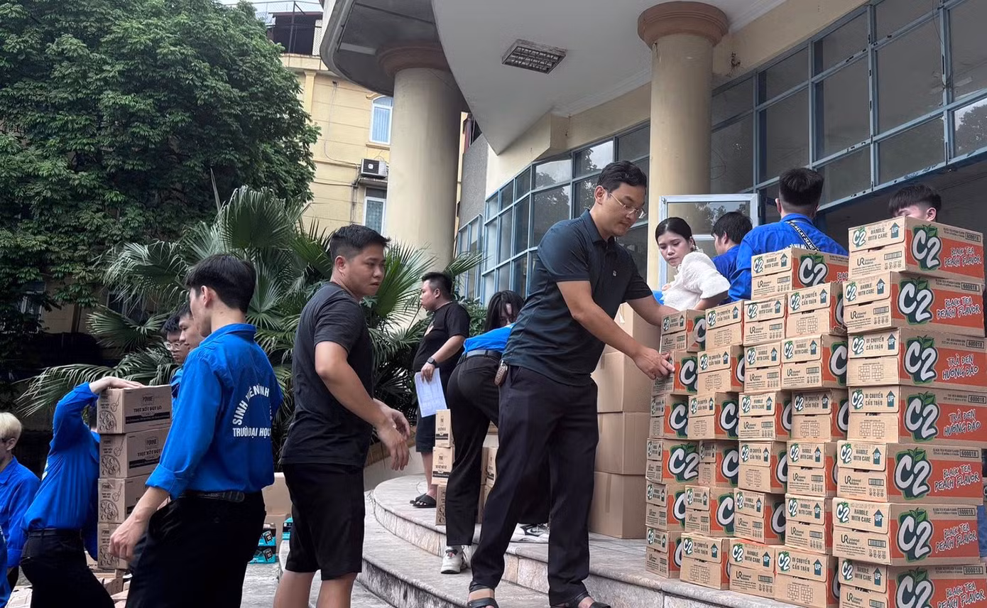 Bên trong là nước uống, bánh ngọt, khẩu trang, áo mưa, sổ tay, bút viết.