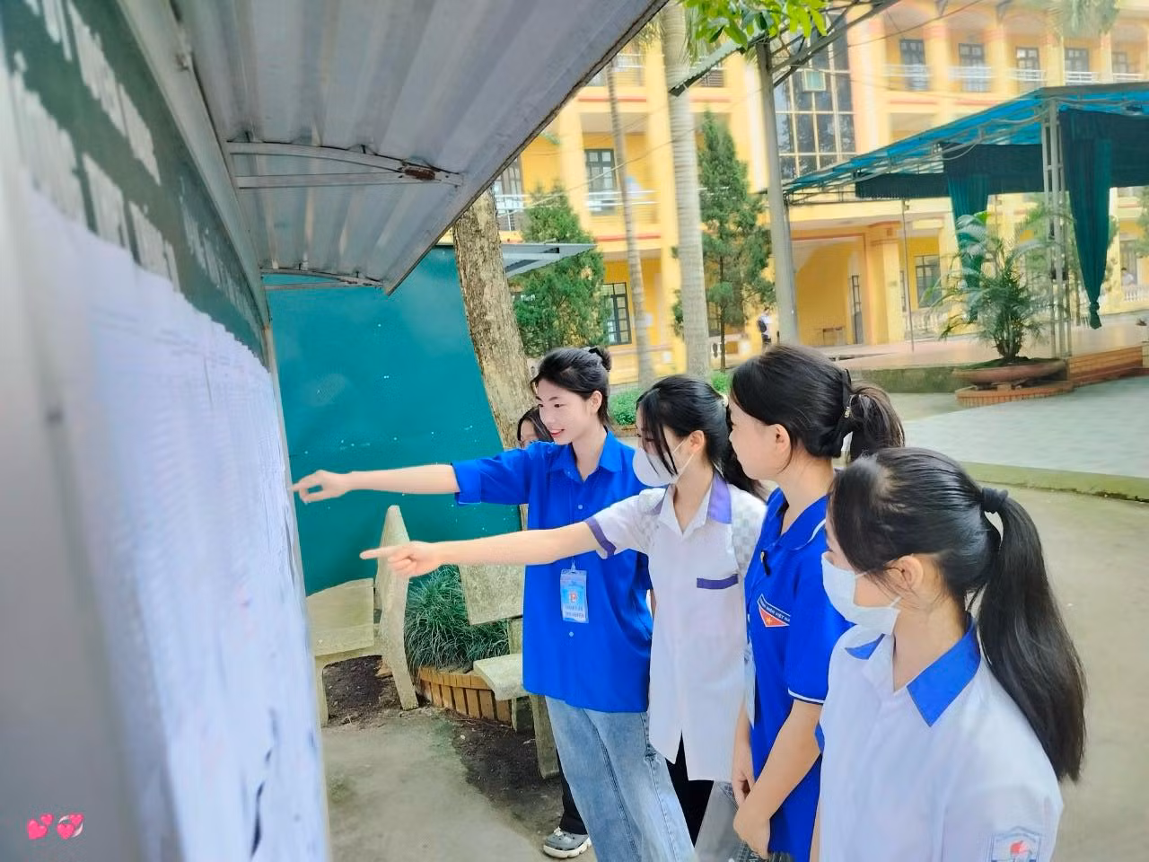 Tình nguyện viên hỗ trợ thí sinh. Tình nguyện viên hỗ trợ thí sinh.