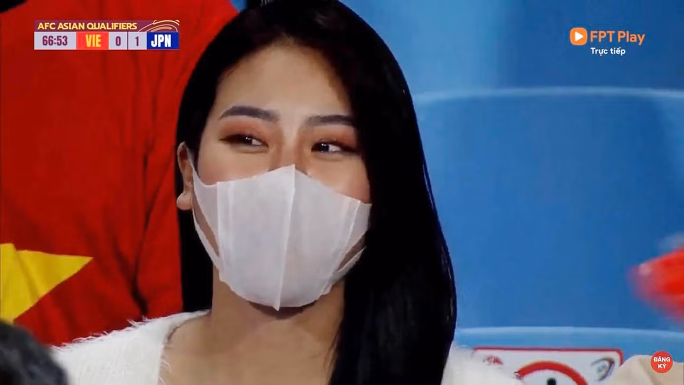 Sau khi "vô tình" lọt vào ống kính máy quay, cô nàng xinh đẹp nhanh chóng được đông đảo cư dân mạng “săn đón”.