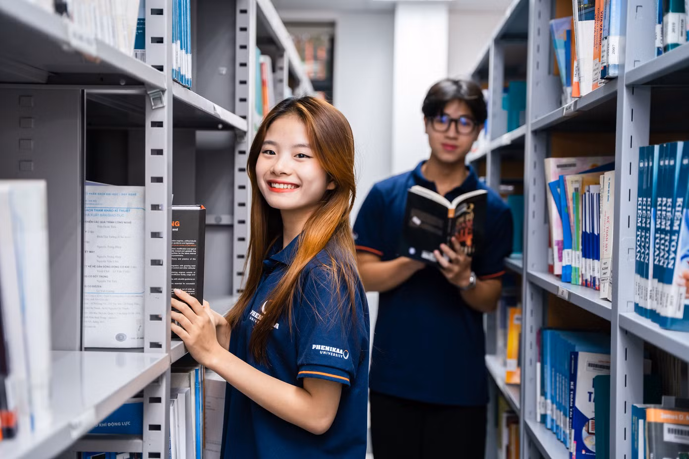 Nhiều sinh viên trường ĐH Phenikaa chọn thư viện trường là điểm đến tránh nóng lý tưởng.