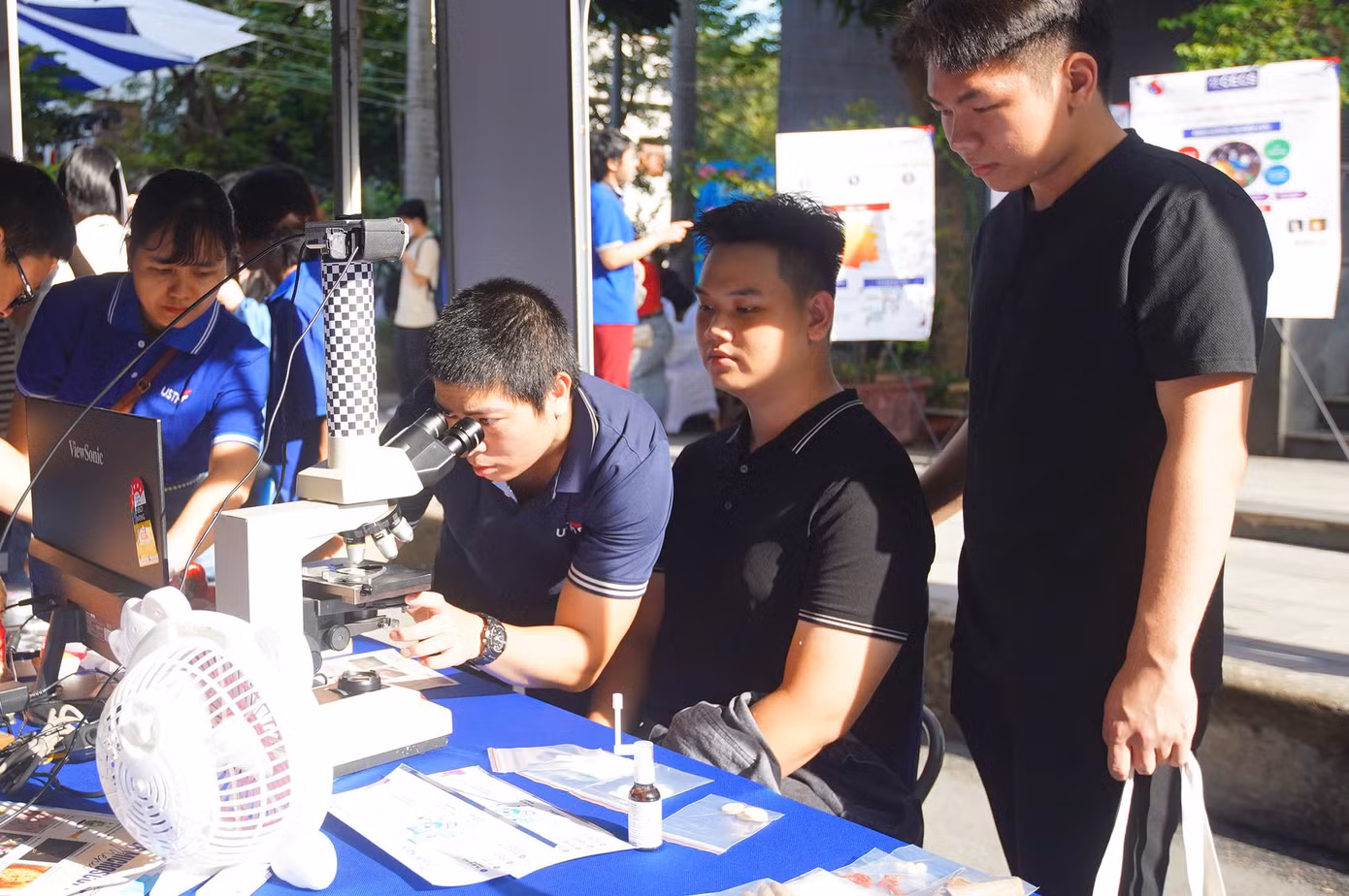 Nhiều học sinh THPT được trực tiếp trải nghiệm tại ngày hội. Nhiều học sinh THPT được trực tiếp trải nghiệm tại ngày hội.