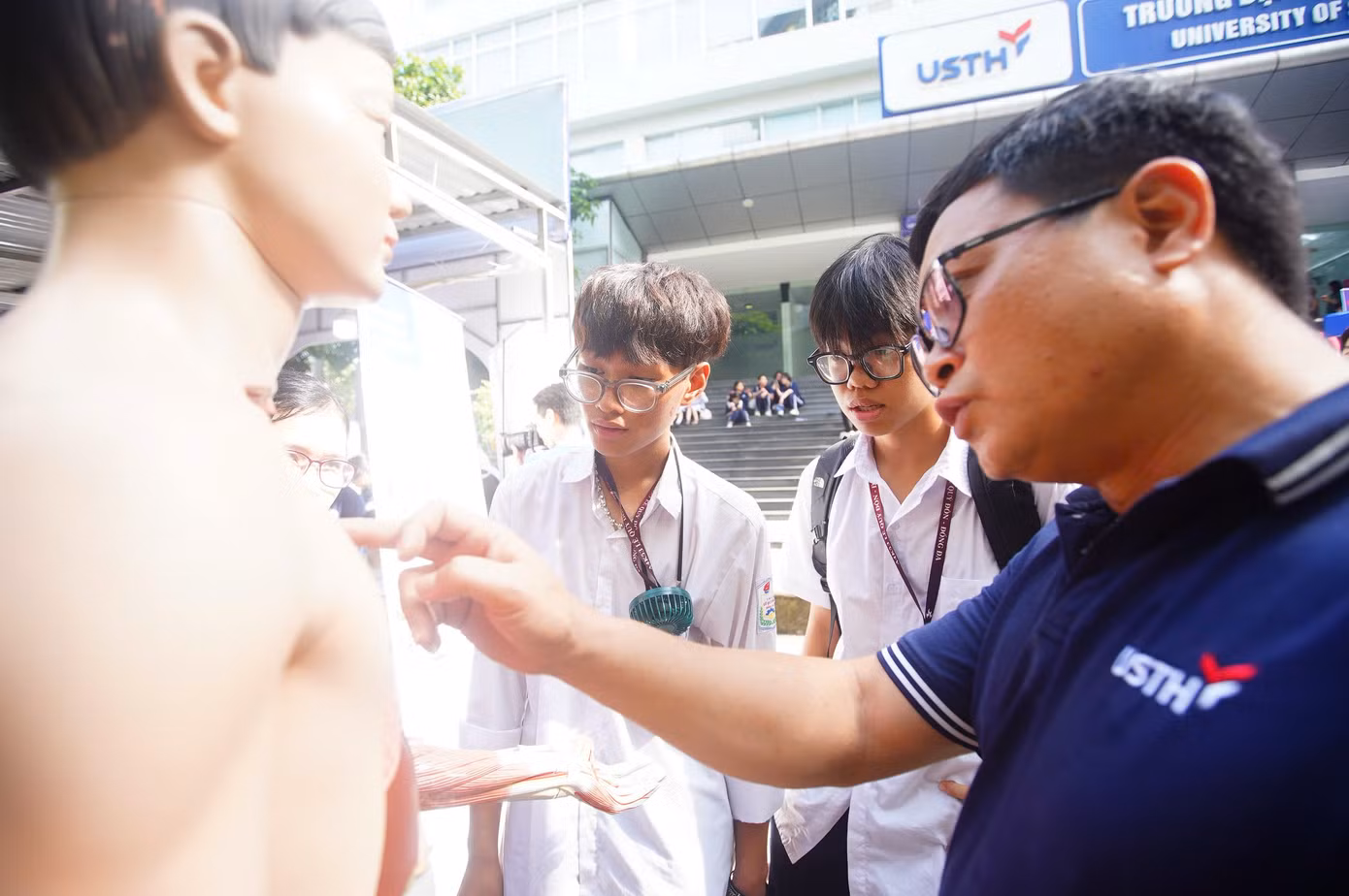 Học sinh Hà Nội hào hứng trải nghiệm 9 phòng thí nghiệm hiện đại tại Ngày hội Khoa học Công nghệ. Học sinh Hà Nội hào hứng trải nghiệm 9 phòng thí nghiệm hiện đại tại Ngày hội Khoa học Công nghệ.