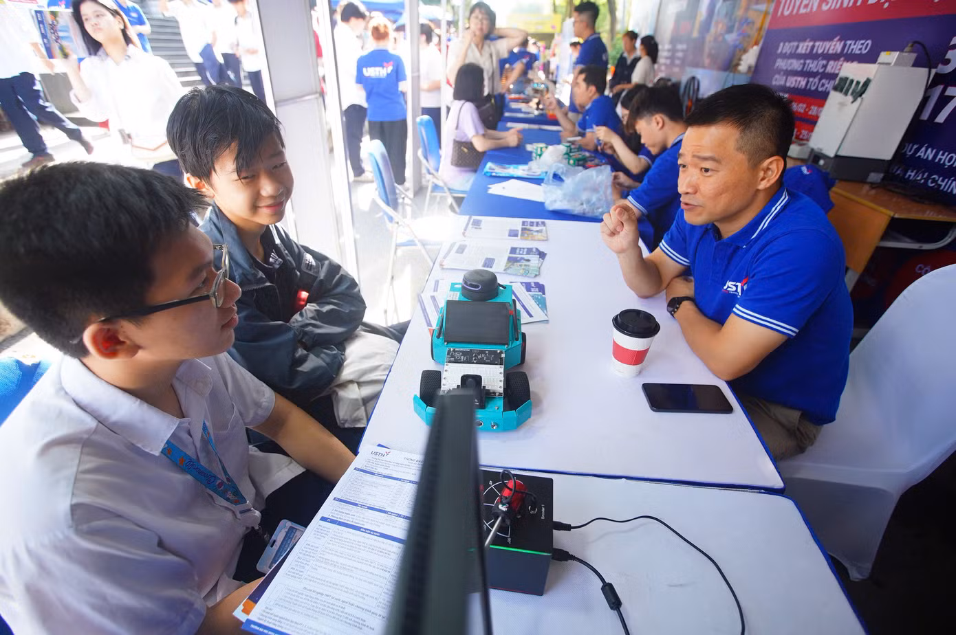 Học sinh Hà Nội hào hứng trải nghiệm 9 phòng thí nghiệm hiện đại tại Ngày hội Khoa học Công nghệ. Học sinh Hà Nội hào hứng trải nghiệm 9 phòng thí nghiệm hiện đại tại Ngày hội Khoa học Công nghệ.