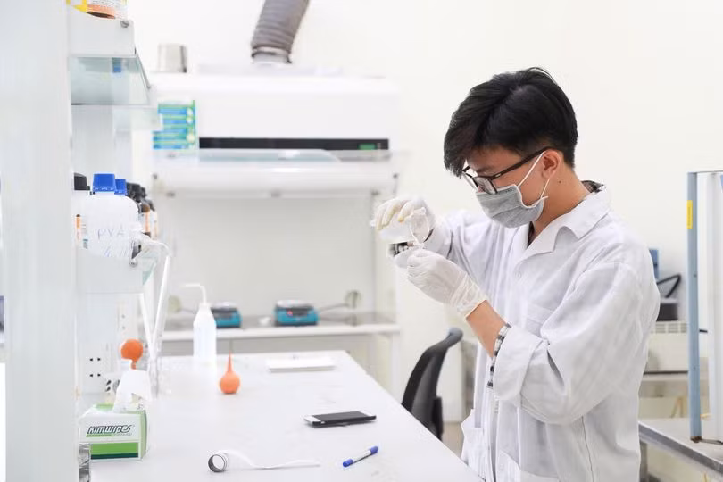 Đinh Thế Nam trong căn phòng thí nghiệm của trường. Đinh Thế Nam trong căn phòng thí nghiệm của trường.