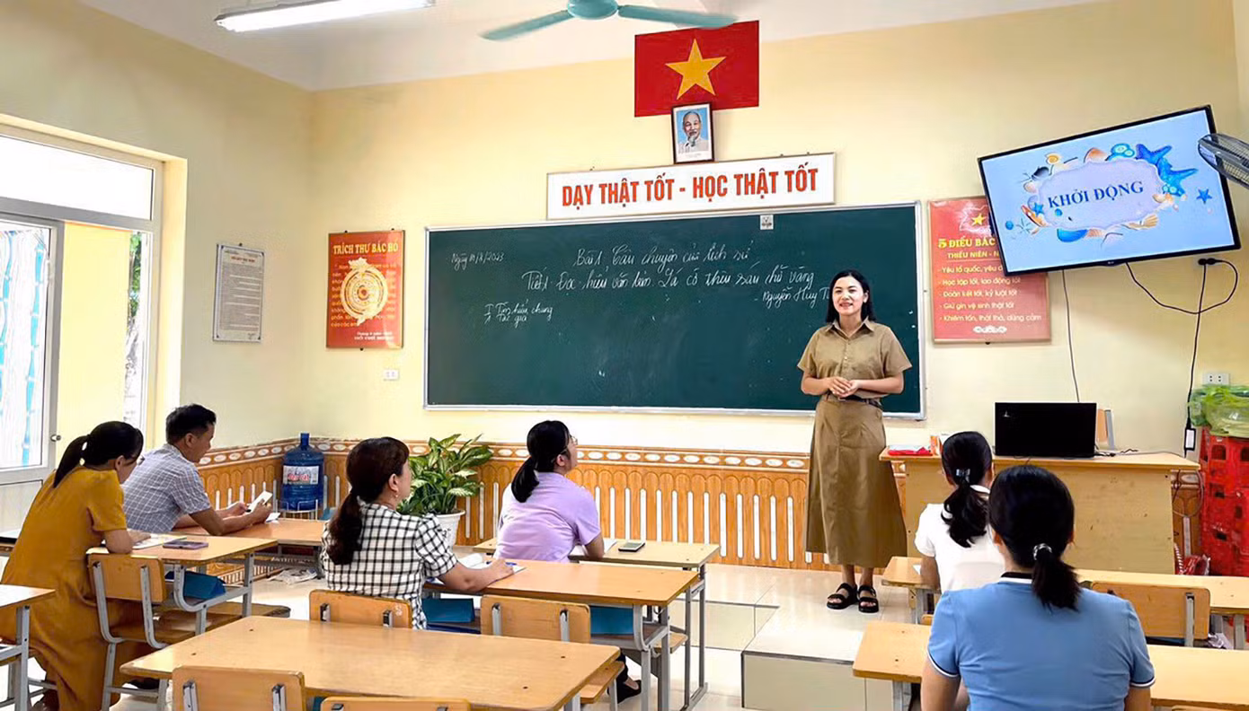 Cô Huyền trên bục giảng chia sẻ kinh nghiệm với các thầy cô giáo.