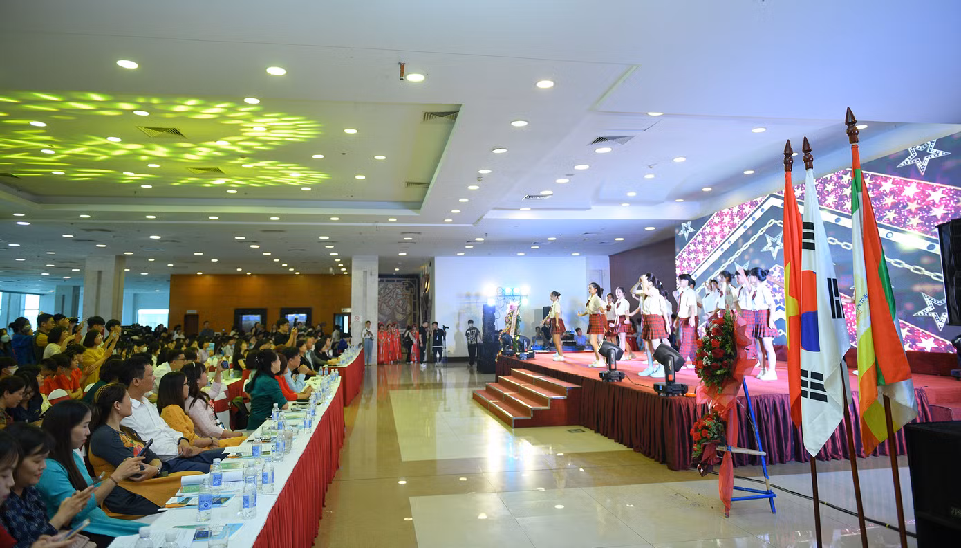 Sự kiện giao lưu văn hóa nghệ thuật Việt Nam - Hàn Quốc, đã thu hút được sự quan tâm của đông đảo khán giả.