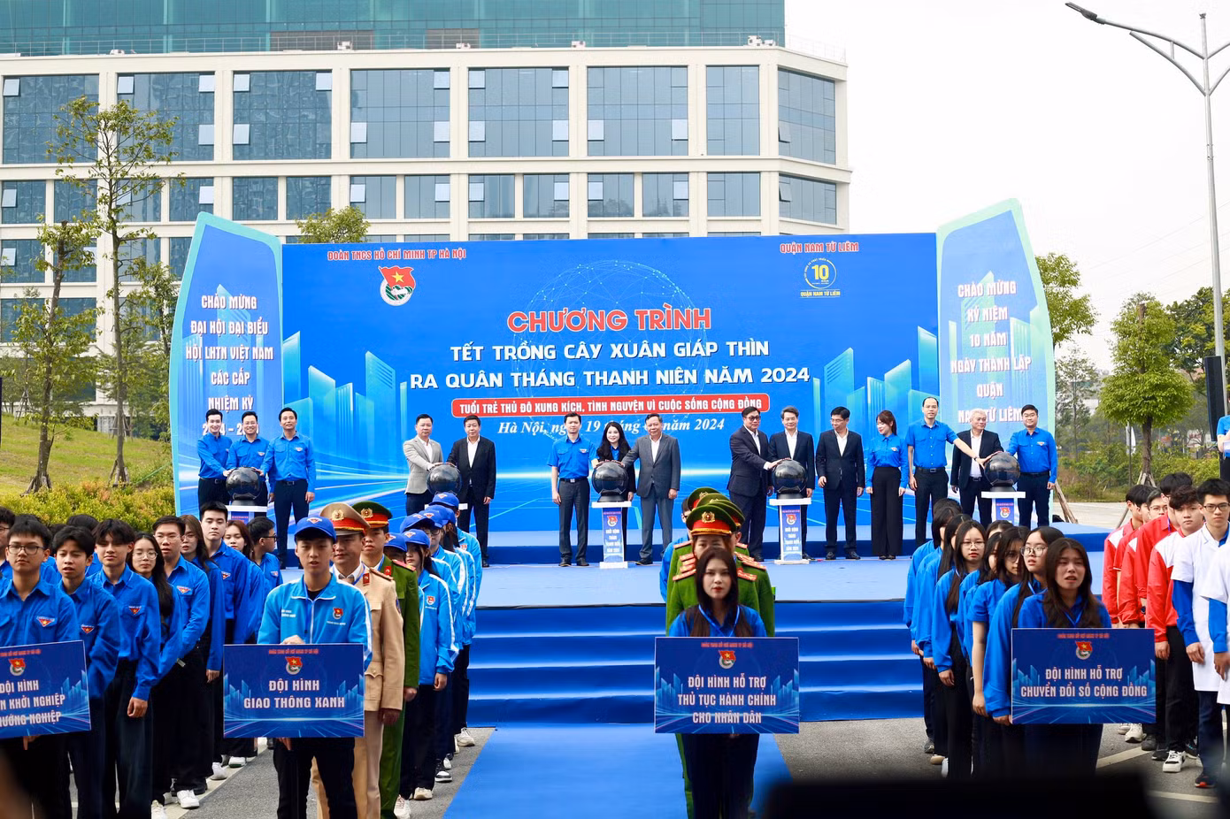 Ban Thường vụ Thành đoàn Hà Nội ra mắt 8 đội hình tình nguyện cấp Thành phố. Ban Thường vụ Thành đoàn Hà Nội ra mắt 8 đội hình tình nguyện cấp Thành phố.