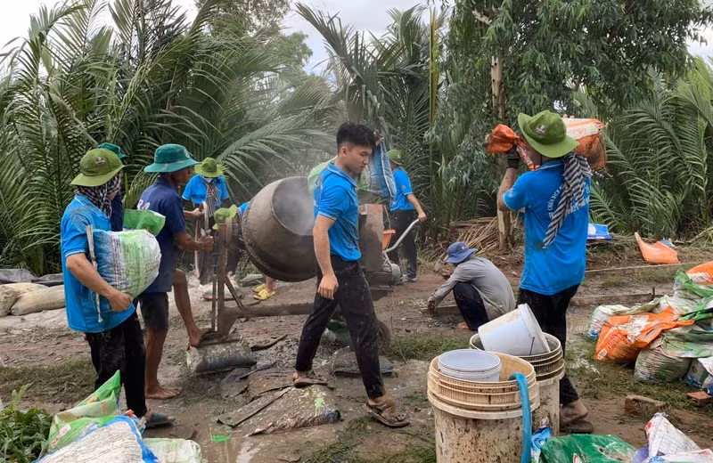 Các chiến sĩ tình nguyện đã thực hiện xây dựng 1.200m đường giao thông nông thôn; dọn dẹp khuôn viên trường học, trồng cây, trang trí lại thư viện nhà trường. Các chiến sĩ tình nguyện đã thực hiện xây dựng 1.200m đường giao thông nông thôn; dọn dẹp khuôn viên trường học, trồng cây, trang trí lại thư viện nhà trường.