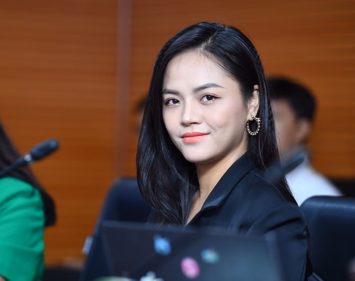 Diễn viên Thu Quỳnh: “Bất kể ai sử dụng mạng xã hội, đặc biệt là sinh viên, cũng rất có thể là thủ phạm lan truyền thông tin sai lệch, gây hậu quả khôn lường. Ranh giới giữa nạn nhân, thủ phạm rất mong manh”. Diễn viên Thu Quỳnh: “Bất kể ai sử dụng mạng xã hội, đặc biệt là sinh viên, cũng rất có thể là thủ phạm lan truyền thông tin sai lệch, gây hậu quả khôn lường. Ranh giới giữa nạn nhân, thủ phạm rất mong manh”.
