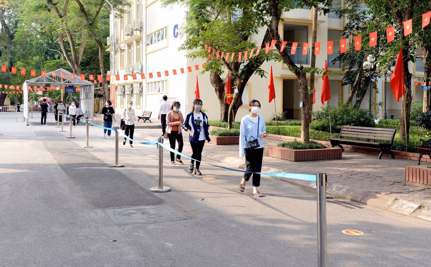 Thực hiện giãn cách người tại các điểm bỏ phiếu.