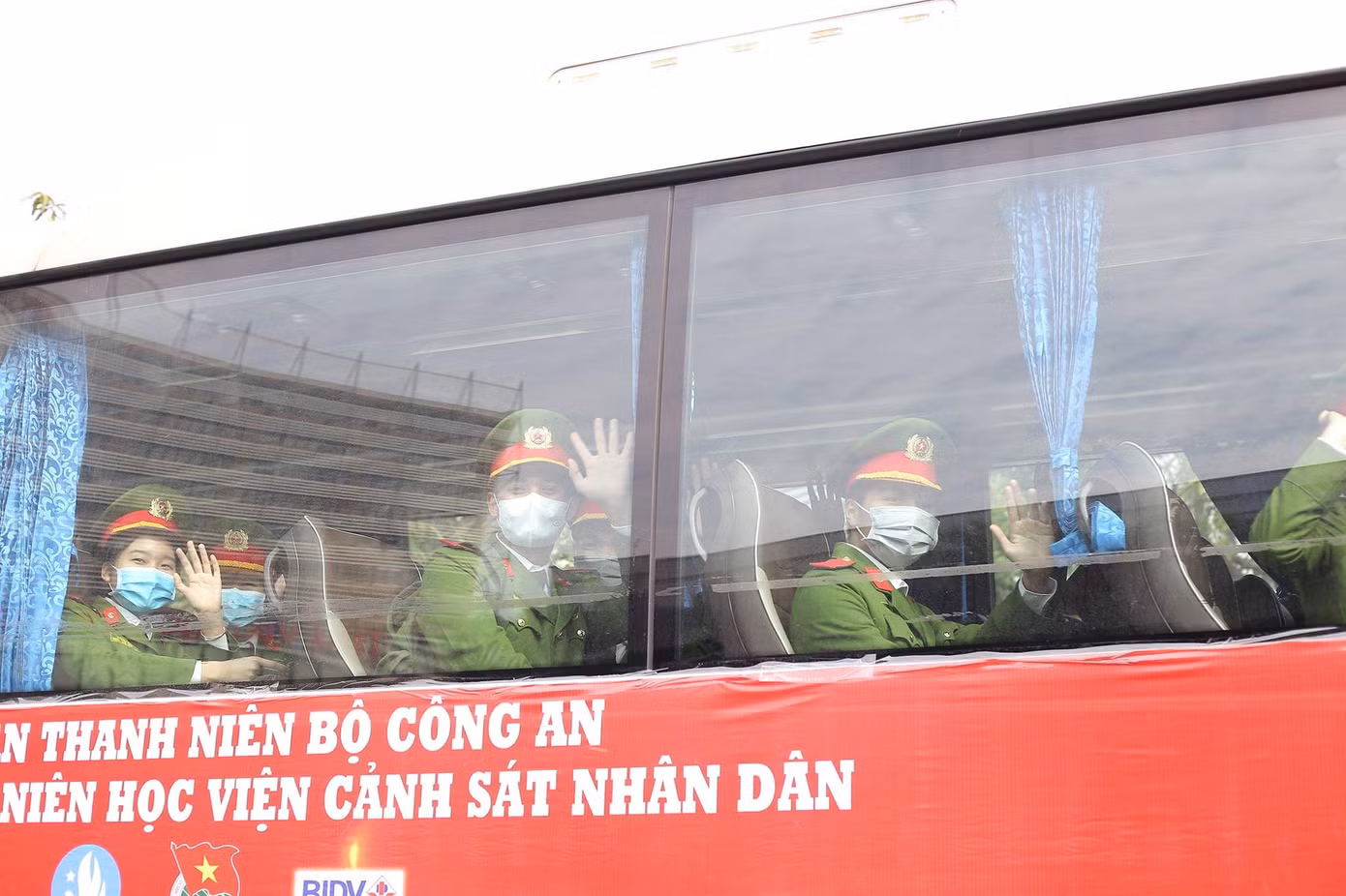 Sinh viên về quê trên “Chuyến xe về quê ăn Tết” tại Học viện Cảnh sát nhân dân.