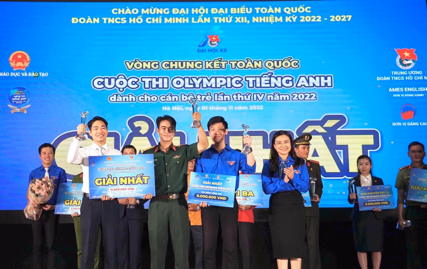 Bí thư T.Ư Đoàn, Chủ tịch Hội Đồng đội T.Ư Nguyễn Phạm Duy Trang trao giải Nhất cuộc thi cho đội X-men.
