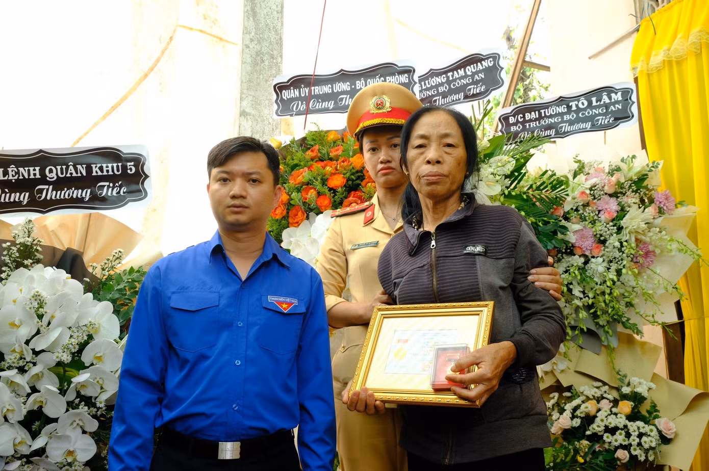 Anh Nguyễn Minh Triết trao Huy hiệu Tuổi trẻ dũng cảm truy tặng các liệt sĩ.
