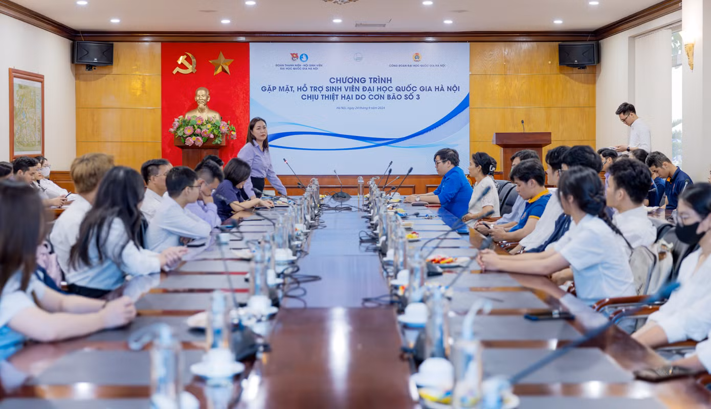 Chị Hứa Thanh Hoa chia sẻ và động viên tới sinh viên ĐHQG Hà Nội bị ảnh hưởng bởi cơn bão số 3 vừa qua.