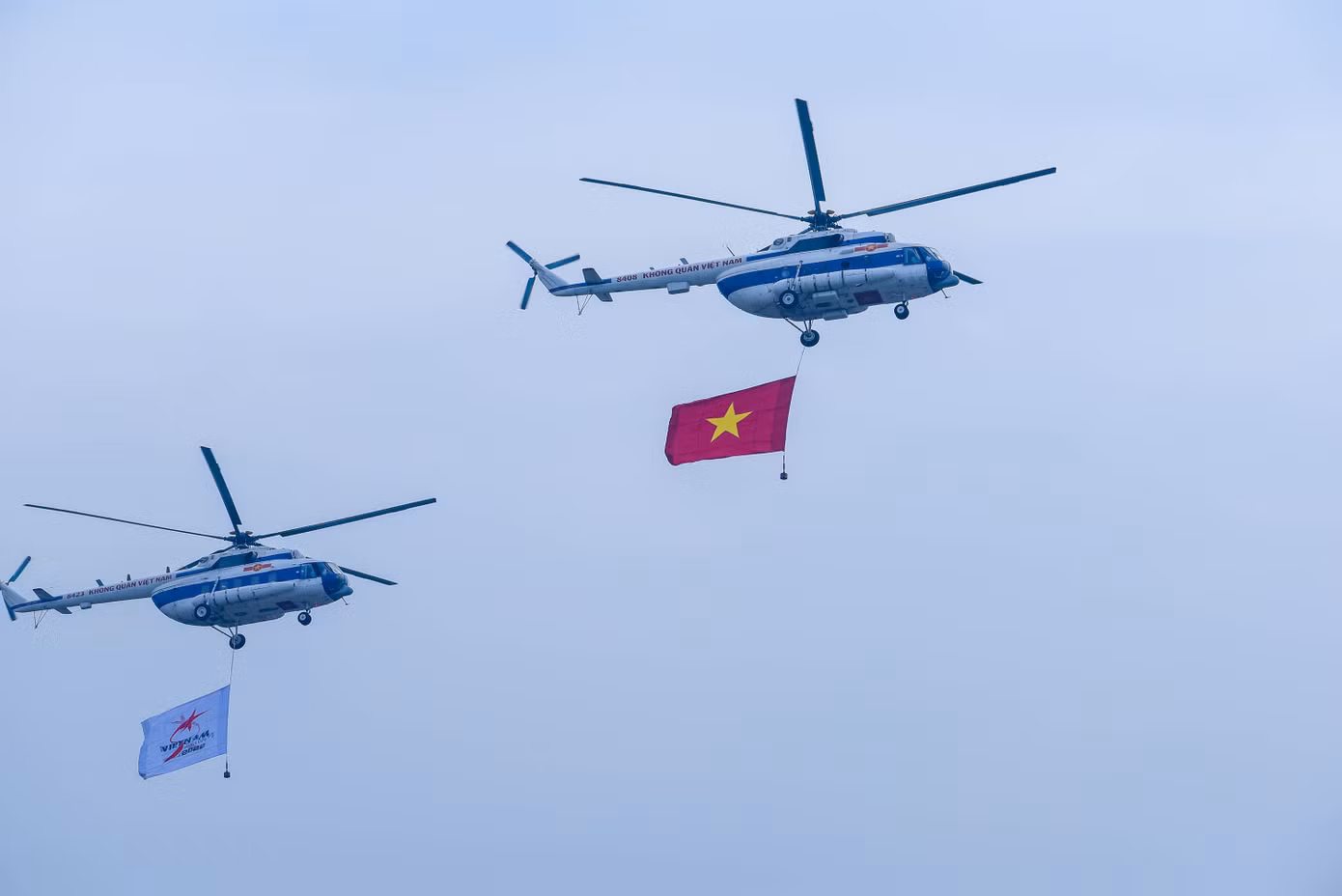 Bên cạnh đó cũng có màn trình diễn của những chiếc trực thăng của lực lượng Không quân Việt Nam.