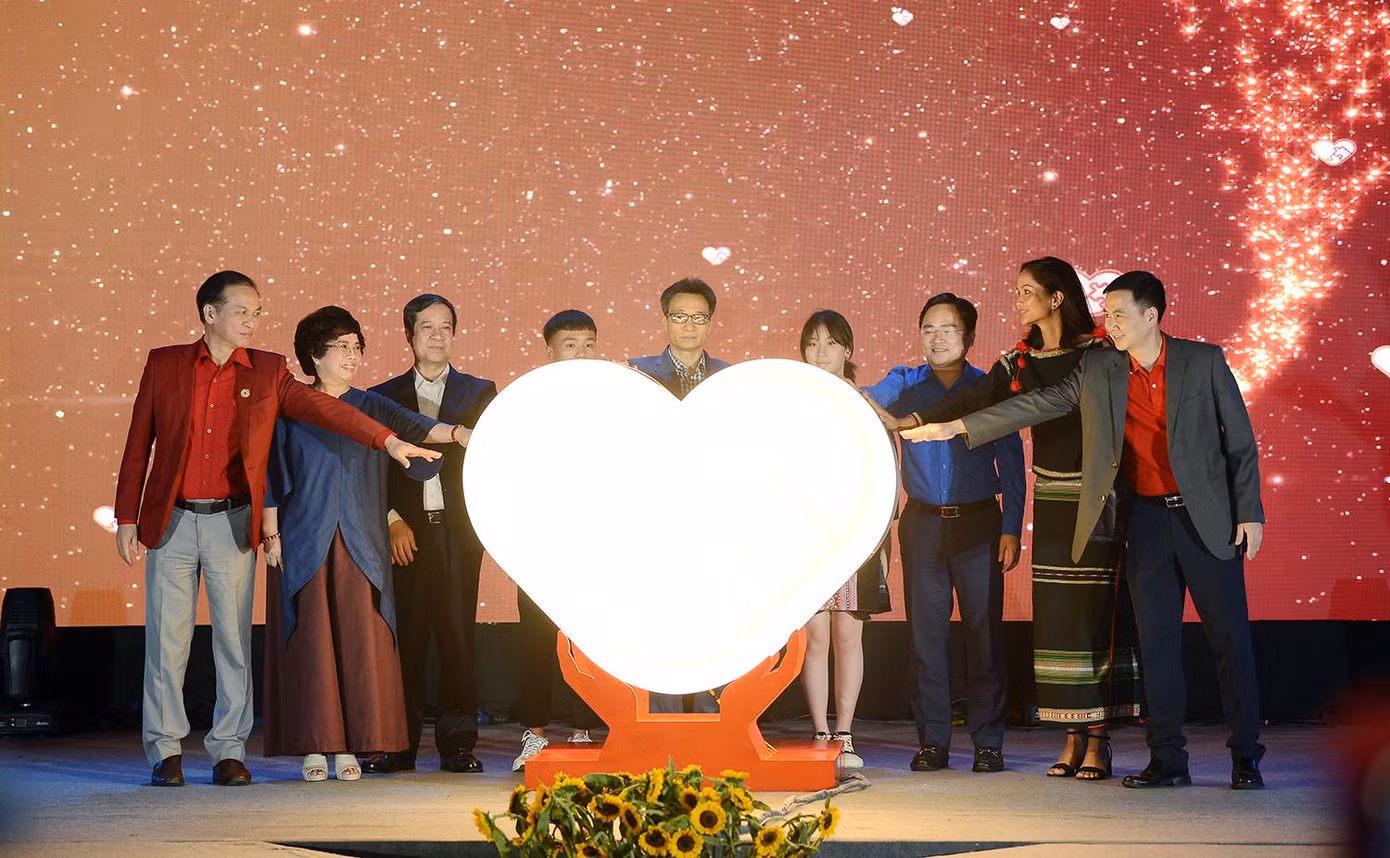 Các đại biểu thực hiện nghi thức phát động Chương trình "Điều ước cho em".