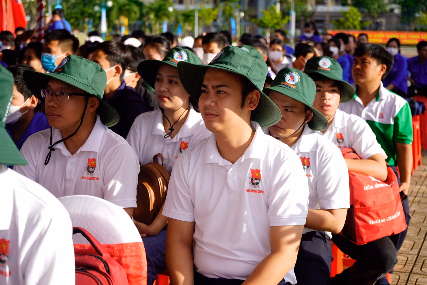 Đội hình Trí thức trẻ cấp T.Ư tham gia tình nguyện xây dựng Nông thôn mới tỉnh Bến Tre.